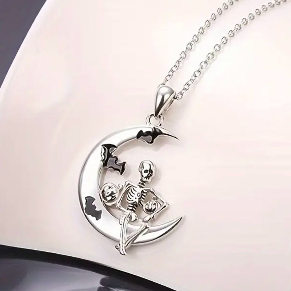SKELETON WITH PUMPKINS NECKLACE‎